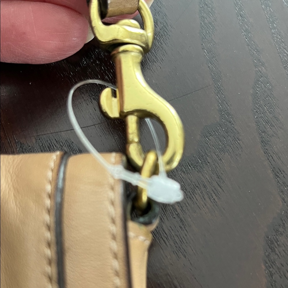 Very vintage Coach Tan Leather Clutch with Gold Accent - Picture 3 of 9